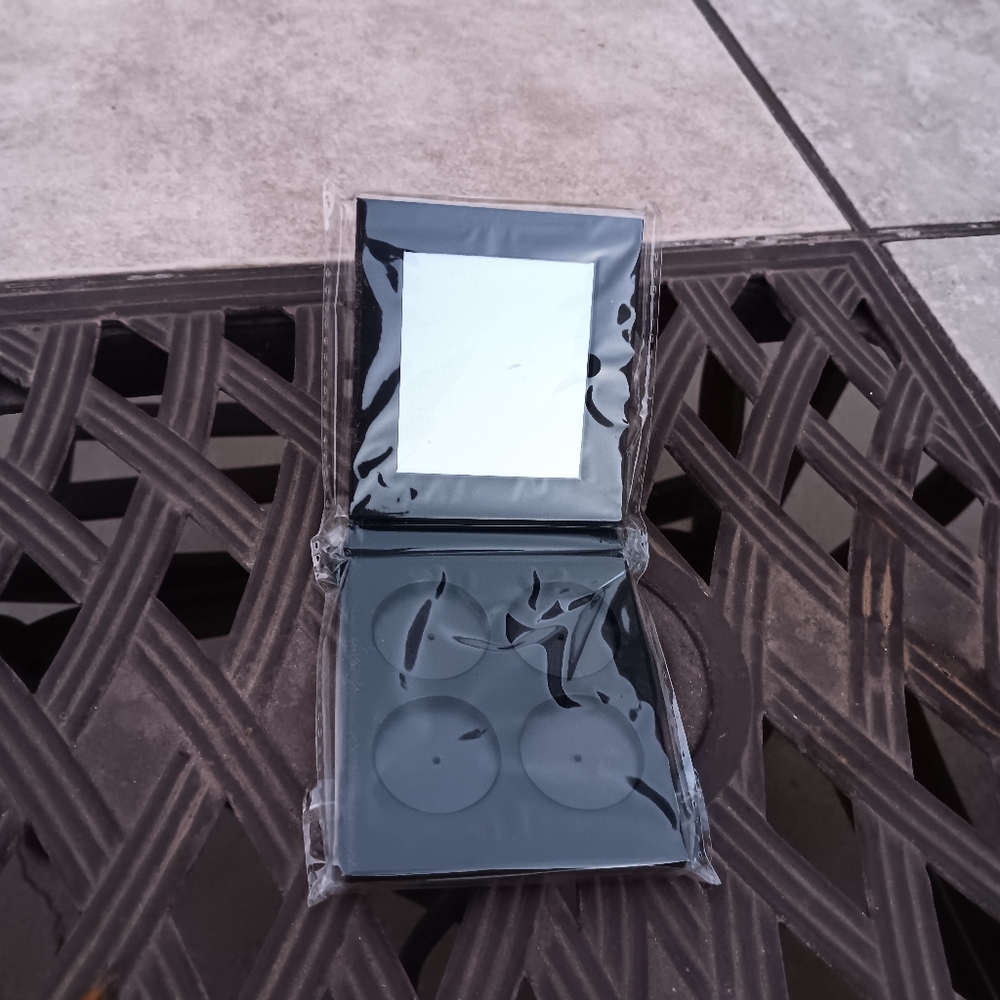 Empty Magnetic Palette#4 10pcs-Blush/Eyeshadow 4 Small Pans-With Mirror. - Picture 2 of 3